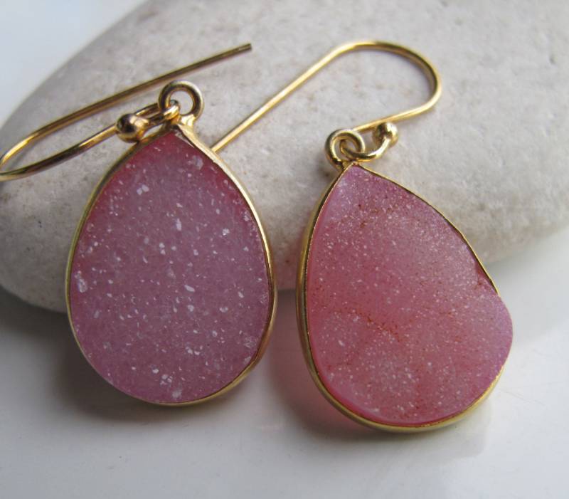 Teardrop Echte Rosa Druzy Ohrring - Pink Funkelnde Statement Rosa Quarz Lünette Ohrring von Belesas