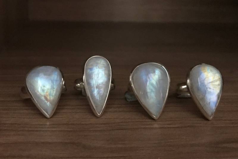 Teardrop Großer Regenbogen Mondstein Celestial Ring - Pear Cab Statement Bohemain Irisierende Solitär Silber von Belesas