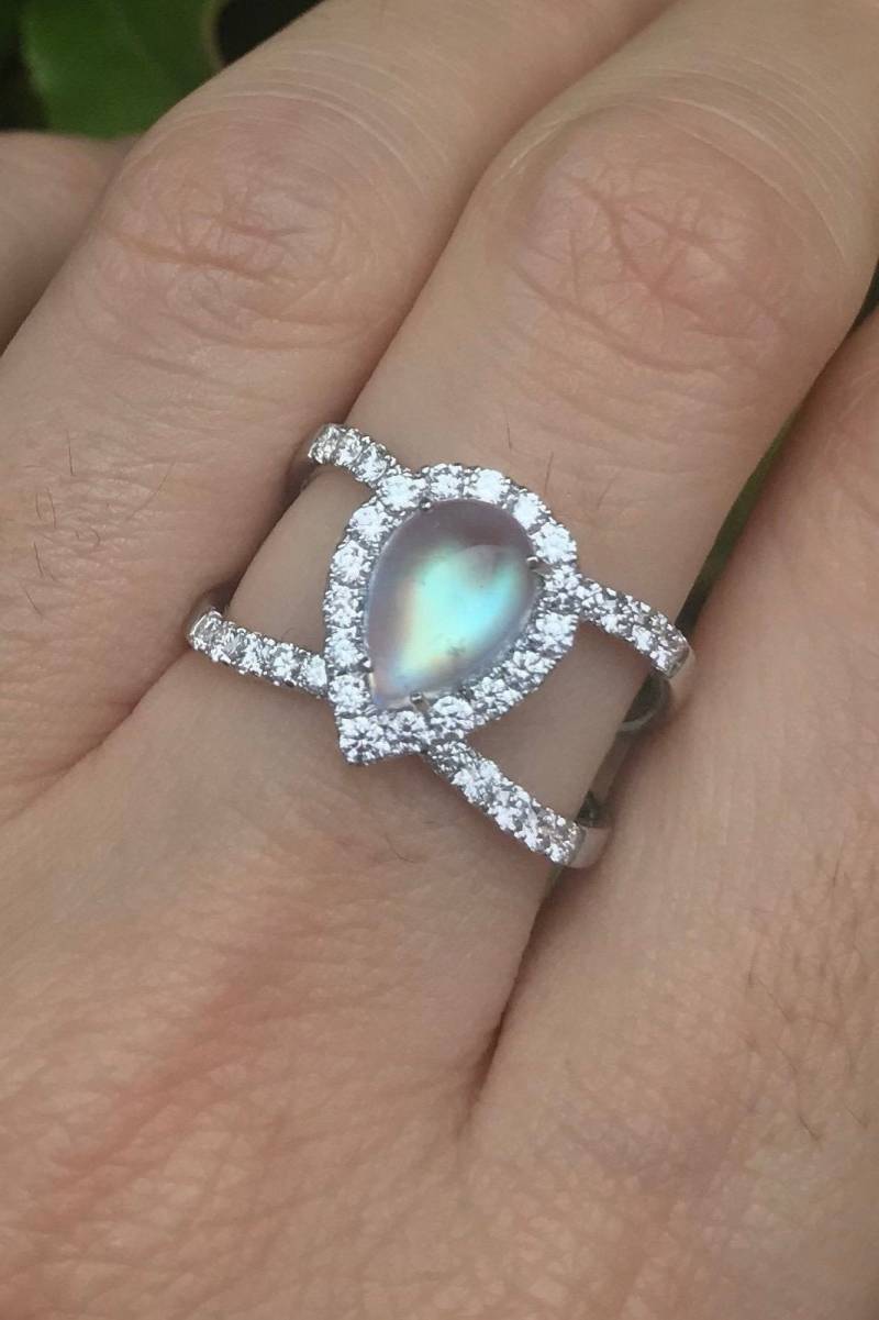 Träne Mondstein Diamant Statement Ring - Echter Twist Regenbogen Birne Doppelbandring Solitär von Belesas