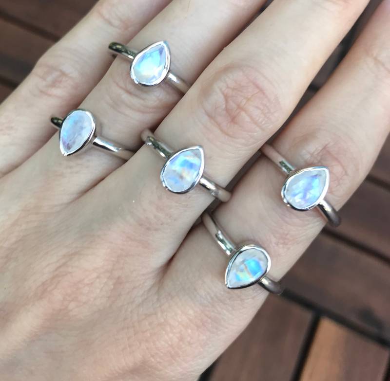Tropfen Mondstein Silber Ring - Regenbogen Schlichter Stapel Ring - Birne Facettiert Kleiner Irisierende Lünette Minimalist Ring von Belesas
