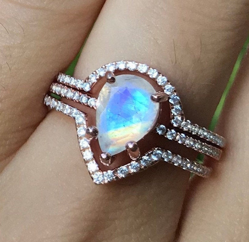 Tropfen Mondstein Verlobungsring Set - Halo Brautring Birne 3 Stück Ring Boho Regenbogen von Belesas