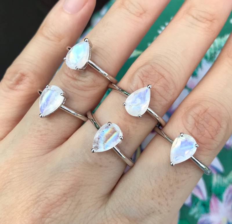 Regenbogen Mondstein Ring - Silber Stapelbarer Boho Pear Juni Birthstone Schillernder von Belesas