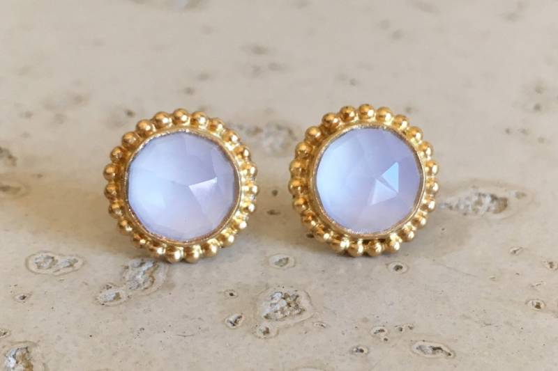 Weißer Mondstein Boho Ohrring - Facettierte Weiße Ohrringe - Gold Ohrstecker - Juni Geburtsstein Rund Milgrain Bezel Ohrring von Belesas