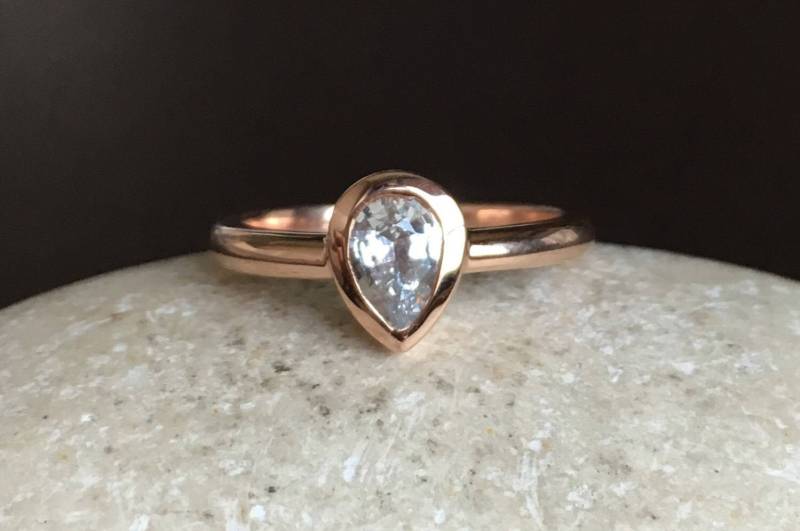 Weißer Saphir Verlobungsring - Roségold Alternativer Diamant September Geburtsstein Ring - 14K Anniversry Ring von Belesas