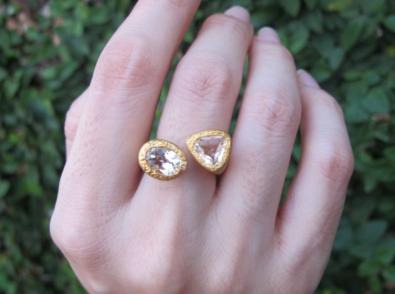 Rustikaler Weißer Topas Toi Et Moi Goldring - Zwei Klarer Stein Statement Ring Echter Natürlicher Dual White Roségoldring von Belesas