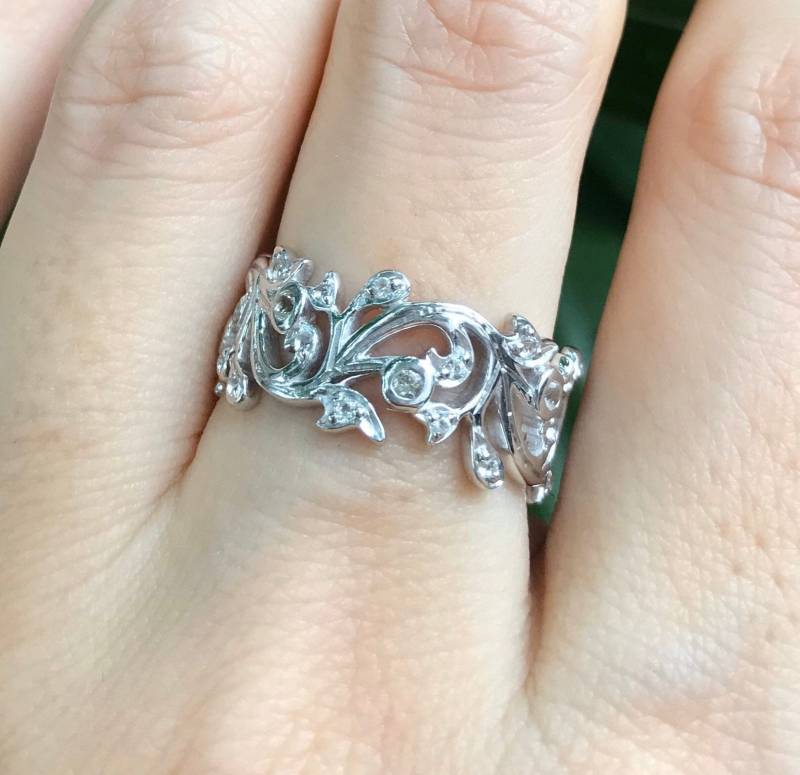 Womens Floral Ehering - Weißer Topas Filigrane Ewigkeit Band Breites Sterling Silber Ring Braut Schnitzen Einzigartige Verlobungsring von Belesas