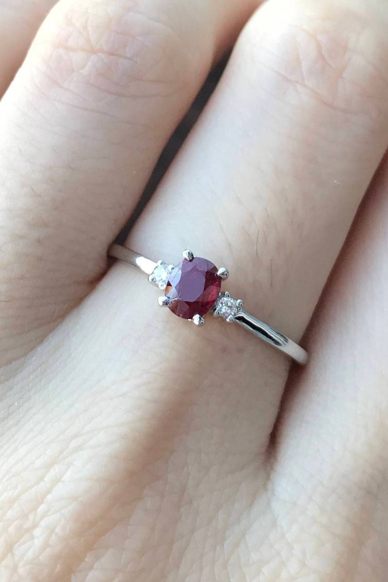 Zierliche Echte Rubin Verlobungsring Mit Diamanten in 18K Gold Kleine Oval Versprechen Ring von Belesas