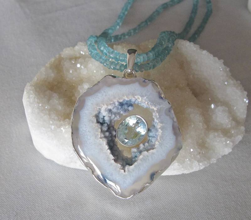 statement Rohe Grobstäbliche Halskette - Druzy Edelstein Apatit Große Geode Scheibe Einzigartige Halsketten Für Sie von Belesas