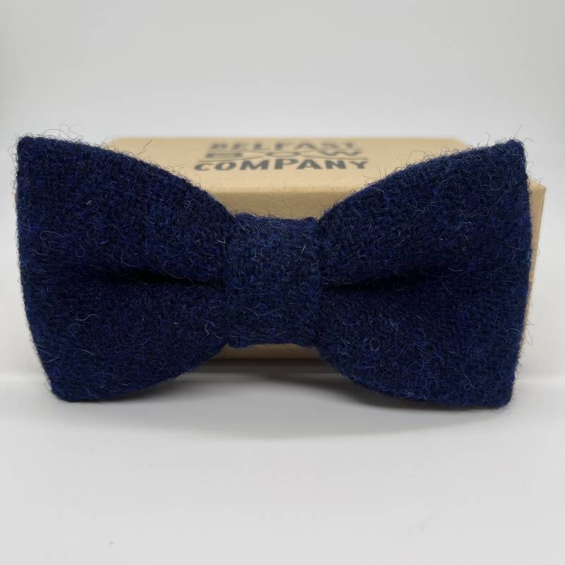 Harris Tweed Fliege in Navy - Pre-Tied, Jungengrößen, Einstecktuch & Manschettenknöpfe Erhältlich von BelfastBowCompany