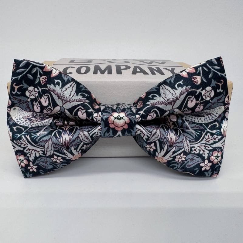 Liberty Fliege Aus Dunkelblauer Strawberry Thief Seide - Passende Manschettenknöpfe & Einstecktuch Erhältlich von BelfastBowCompany