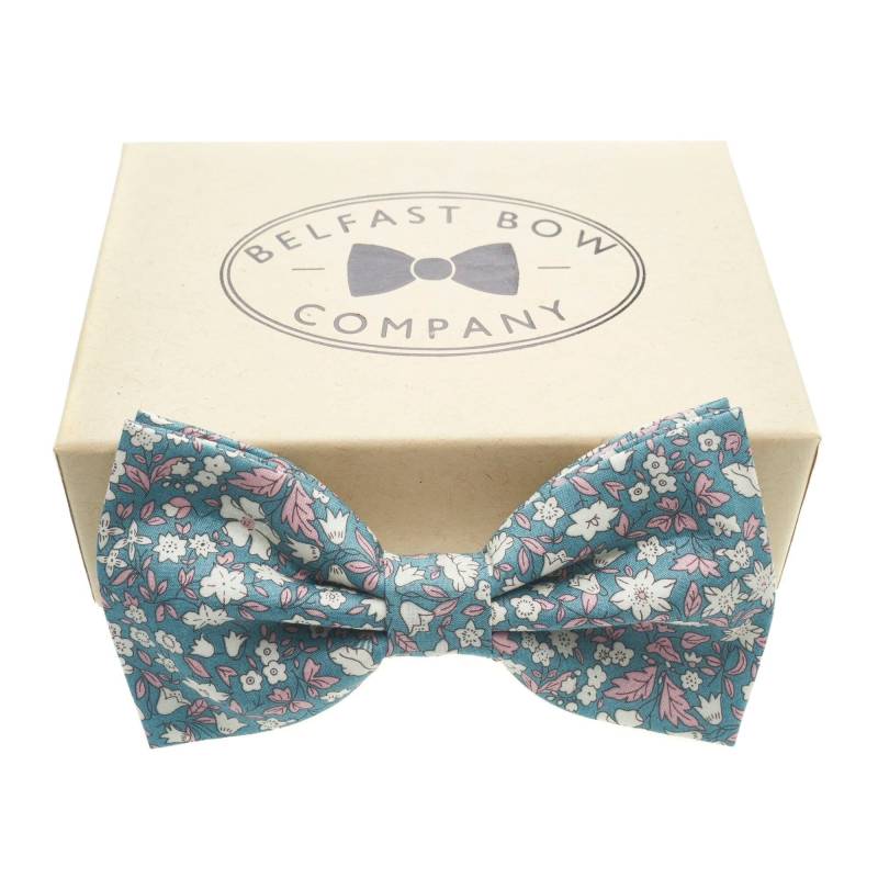 Liberty Fliege in Mint Grün Rosa Floral von BelfastBowCompany
