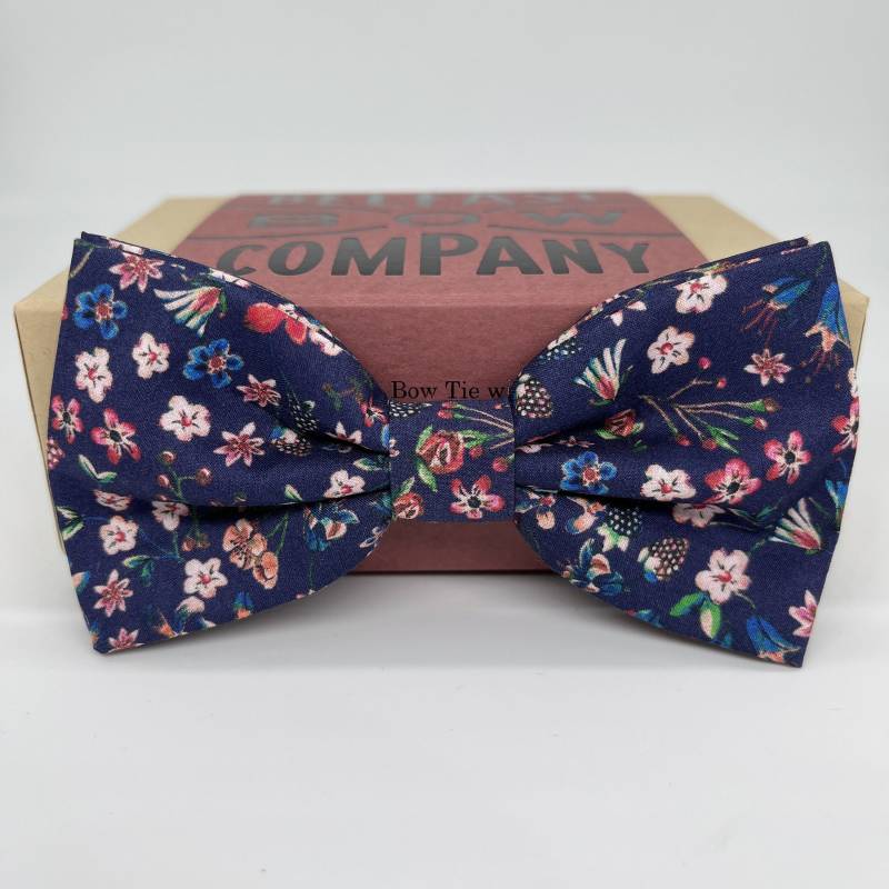 Liberty Fliege in Navy Floral - Gebunden & Einstecktücher Erhältlich von BelfastBowCompany
