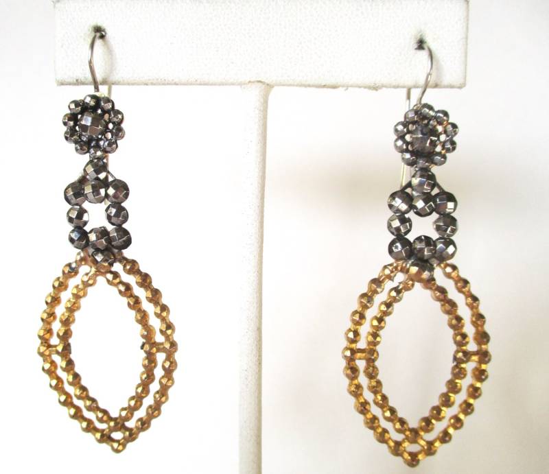 Ein Paar Vintage Cut Stahl & Messing Ohrringe Ein Paar Vintage Cut Stahl & Messing Ohrringe von BelforAntiques