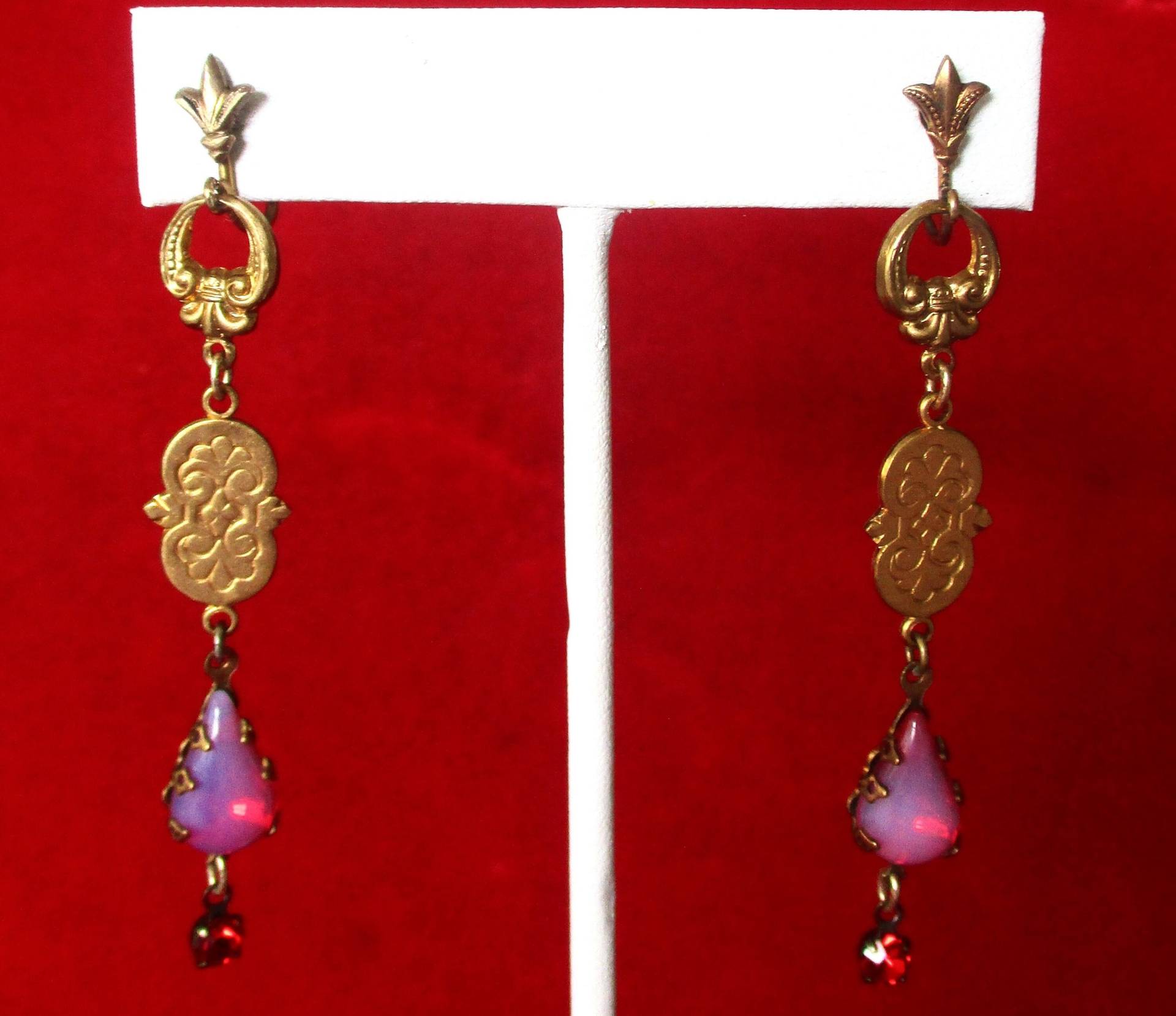 Paar Antike Messing & Opalescent Kristall Schraub-Rücken Ohrringe Paar Antike Messing & Opalescent Kristall Schraub-Rücken Ohrringe von BelforAntiques