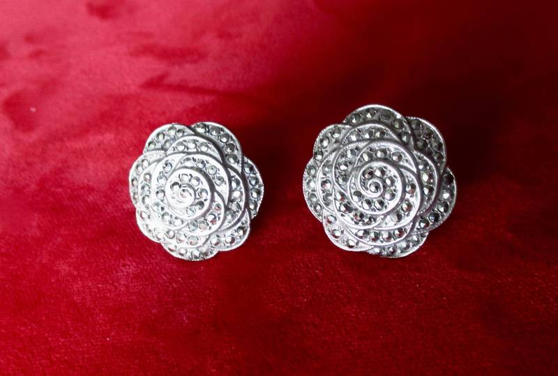 Paar Sterling Silber Art-Deco Schraube Zurück Ohrringe Set Mit Marcasites Paar Sterling Silber Art-Deco Schraube Zurück Ohrringe Set Mit Marcasites von BelforAntiques