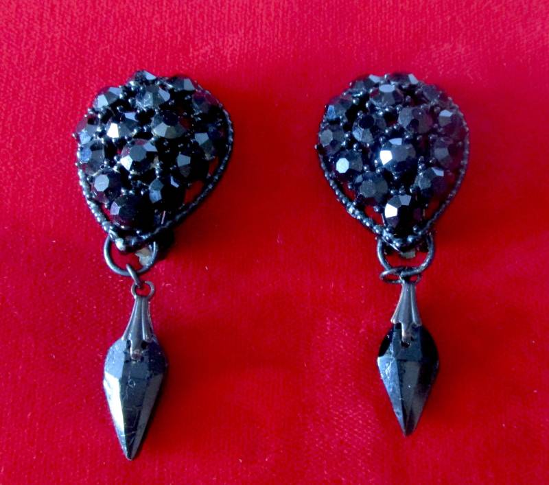 Paar Vintage Schwarz Kristall Clip-On Ohrringe Paar Vintage Schwarz Kristall Clip-On Ohrringe von BelforAntiques