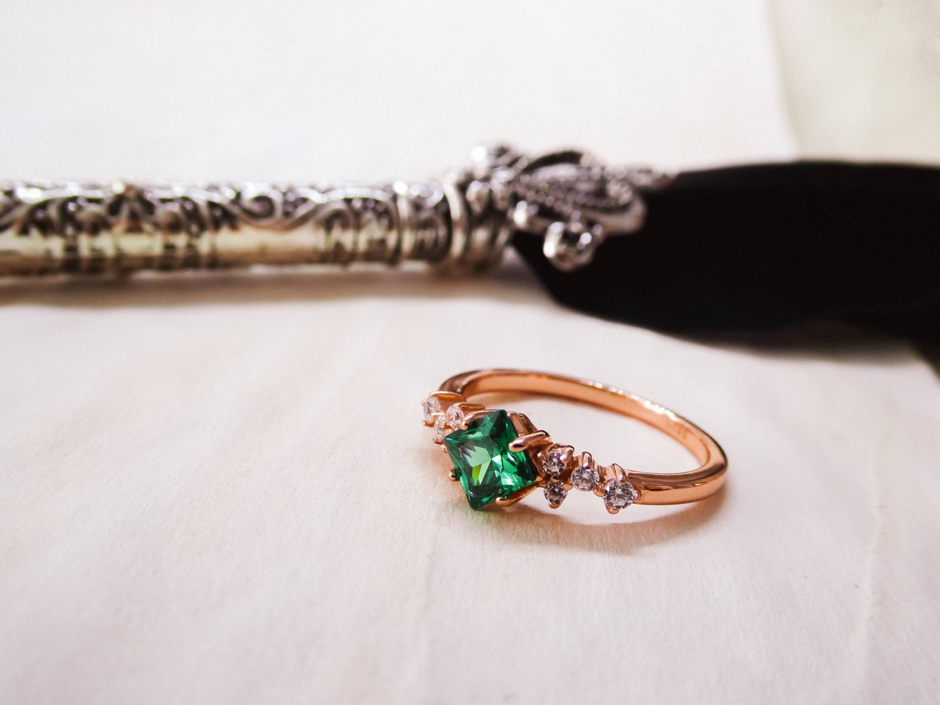 18K Gold Ring, Rose Edelstein Verlobungsring, Ehering, Grüner Stein Drachenschliff Cz Diamant Ring von BelialCrafts