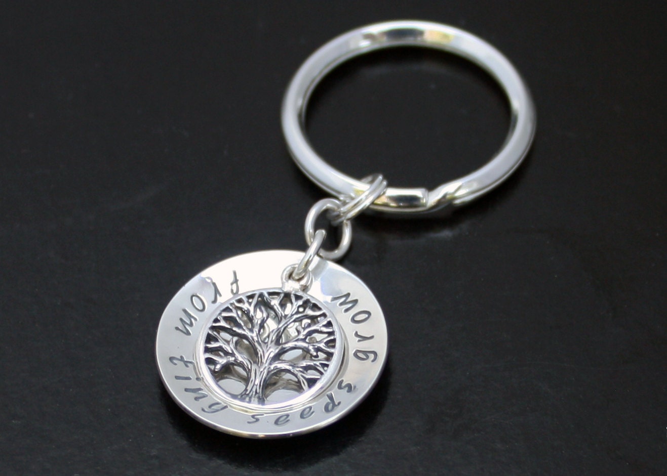Baum Des Lebens Massiv Sterling Silber Personalisierte Schlüsselanhänger. Beidseitiger Stammbaum Schlüsselanhänger Aus Winzigen Samen Wachsen Baum Des Lebens Massiv Sterling Silber Personalisierte Schlüsselanhänger. Beidseitiger Stammbaum Schlüsselanhänger Aus Winzigen Samen Wachsen von BelindaCarmichaelSJ