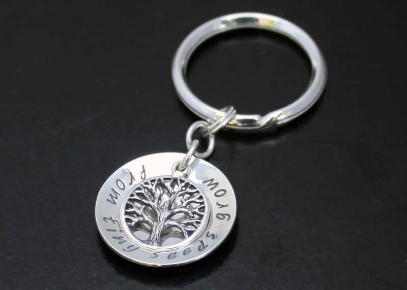 Baum Des Lebens Massiv Sterling Silber Personalisierte Schlüsselanhänger. Beidseitiger Stammbaum Schlüsselanhänger Aus Winzigen Samen Wachsen Baum Des Lebens Massiv Sterling Silber Personalisierte Schlüsselanhänger. Beidseitiger Stammbaum Schlüsselanhänger Aus Winzigen Samen Wachsen von BelindaCarmichaelSJ