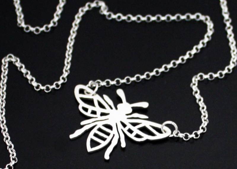 Bienen Halskette Handgemacht Aus Sterling Silber. Honigbiene, Nesthäkchen-Anhänger Bienen Halskette Handgemacht Aus Sterling Silber. Honigbiene, Nesthäkchen-Anhänger von BelindaCarmichaelSJ