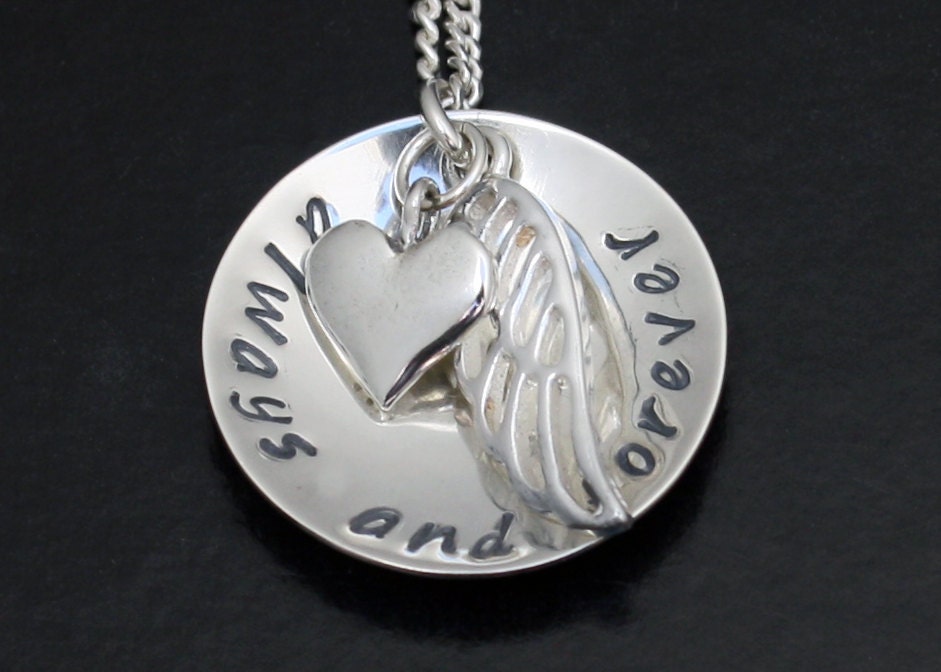 Engel Flügel Personalisierte Halskette, Gedenkkette, Sterling Silber Personalisierter Anhänger, Und Herz, Gedenkengelflügel, Hundegedenkmal Engel Flügel Personalisierte Halskette, Gedenkkette, Sterling Silber Personalisierter Anhänger, Und Herz, Gedenkengelflügel, Hundegedenkmal von BelindaCarmichaelSJ