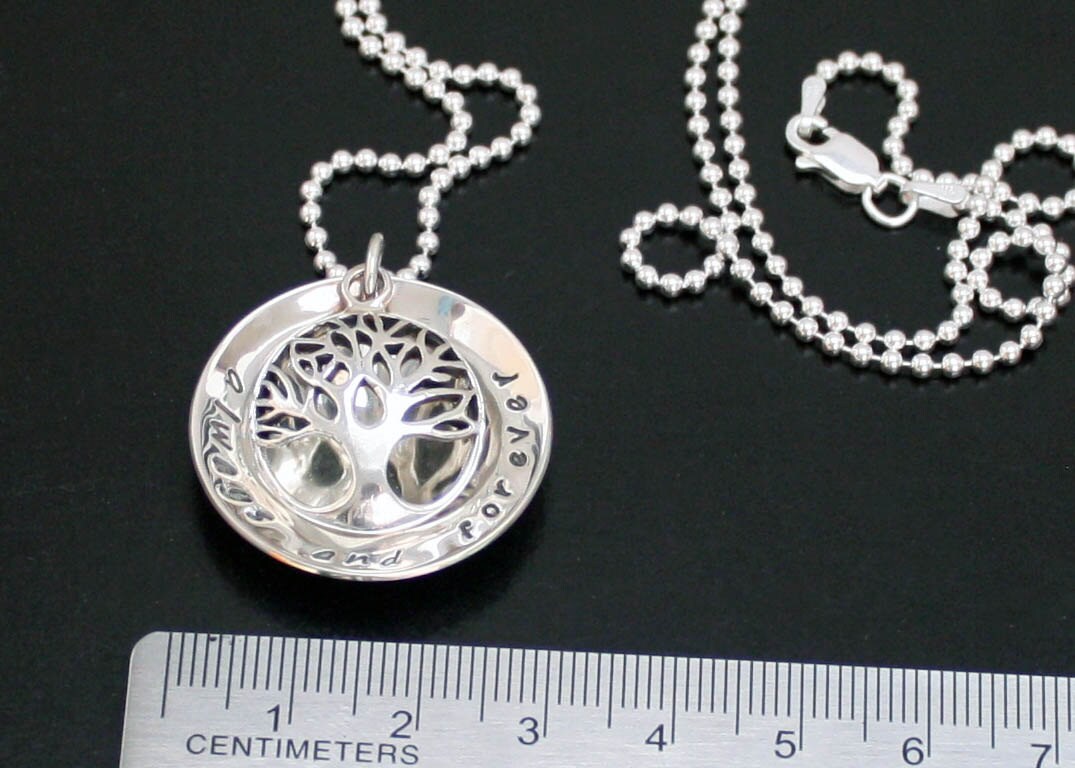 Großer Baum Des Lebens Anhänger, Personalisierte Muttertag Halskette, Worte Und Initialen, Sterling Silber, 925 Großer Baum Des Lebens Anhänger, Personalisierte Muttertag Halskette, Worte Und Initialen, Sterling Silber, 925 von BelindaCarmichaelSJ