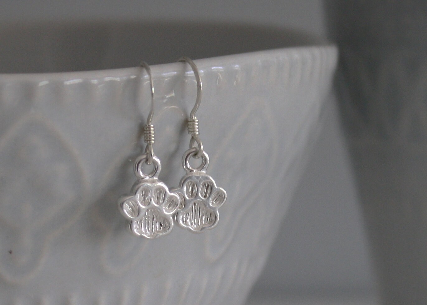 Hundepfoten Ohrringe, Sterling Silber, Geschenk Für Hundeliebhaber, Katzenpfoten Ohrringe Kostenloser Versand Hundepfoten Ohrringe, Sterling Silber, Geschenk Für Hundeliebhaber, Katzenpfoten Ohrringe Kostenloser Versand von BelindaCarmichaelSJ