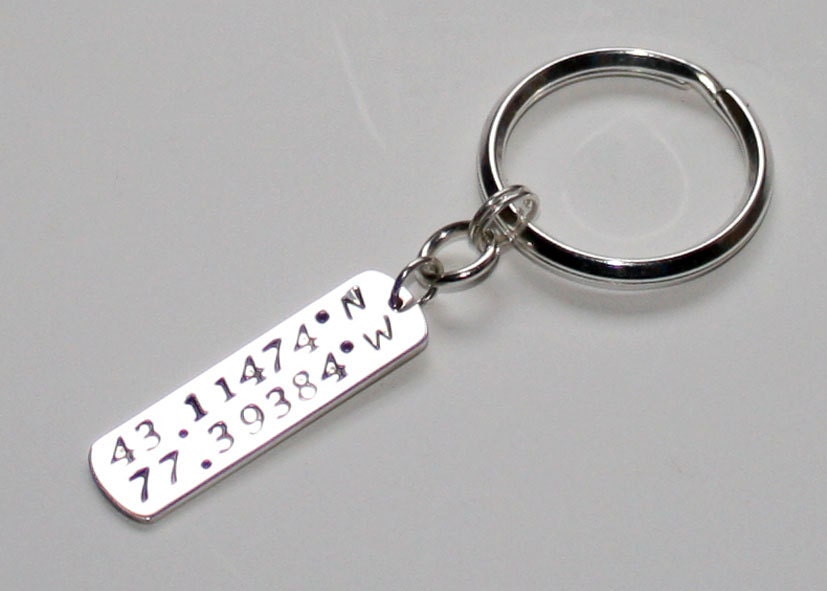 Koordinaten Geschenk Für Männer Personalisierte Länge Breite Schlüsselanhänger Koordinaten Geschenk Für Männer Personalisierte Länge Breite Schlüsselanhänger von BelindaCarmichaelSJ