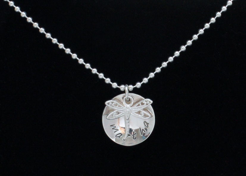 Libelle Anhänger, Sterling Silber, Hand Gestempelt Charm Halskette, Muttertagsgeschenk Libelle Anhänger, Sterling Silber, Hand Gestempelt Charm Halskette, Muttertagsgeschenk von BelindaCarmichaelSJ