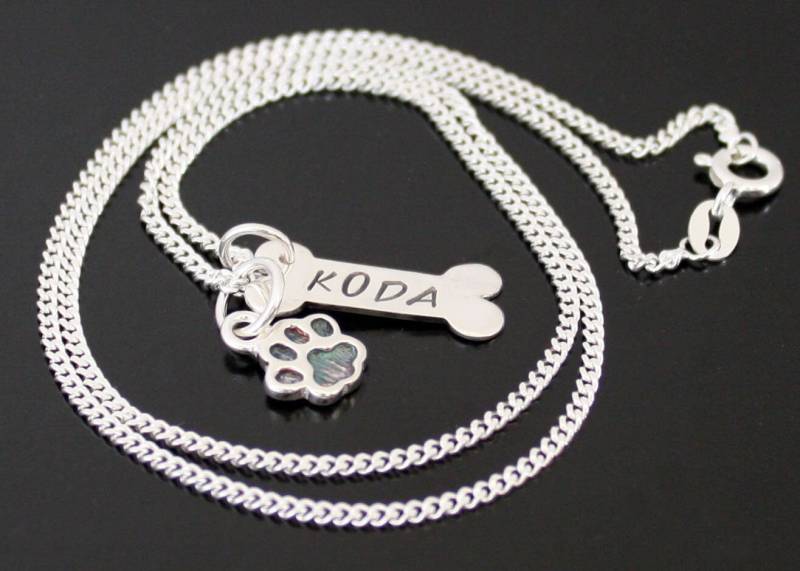 Personalisierte Hund Pfotenabdruck Hundeknochen Namen Halskette Sterling Silber Gedenkhalskette Gedenkschmuck Schmuck, Hundepfotenabdruck Charme Personalisierte Hund Pfotenabdruck Hundeknochen Namen Halskette Sterling Silber Gedenkhalskette Gedenkschmuck Schmuck, Hundepfotenabdruck Charme von BelindaCarmichaelSJ
