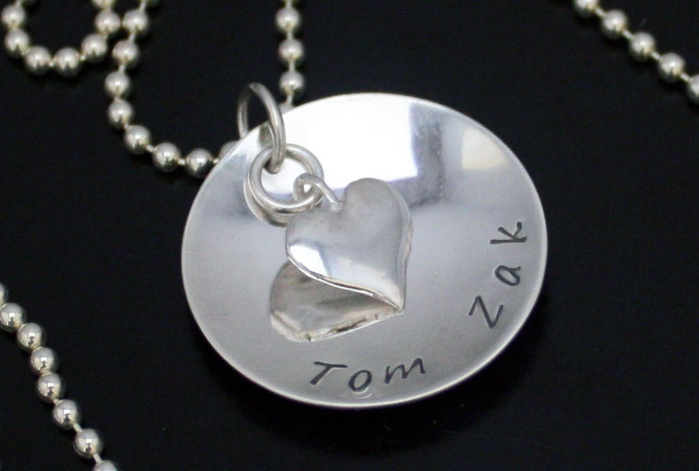 Personalisierte Kindernamen Anhänger Mit Herz Sterling Silber Muttertag Halskette Familie Hand Gestempelt Datum Jahrestag Haustier Name Personalisierte Kindernamen Anhänger Mit Herz Sterling Silber Muttertag Halskette Familie Hand Gestempelt Datum Jahrestag Haustier Name von BelindaCarmichaelSJ