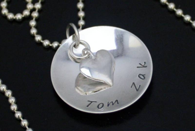 Personalisierte Kindernamen Anhänger Mit Herz Sterling Silber Muttertag Halskette Familie Hand Gestempelt Datum Jahrestag Haustier Name Personalisierte Kindernamen Anhänger Mit Herz Sterling Silber Muttertag Halskette Familie Hand Gestempelt Datum Jahrestag Haustier Name von BelindaCarmichaelSJ