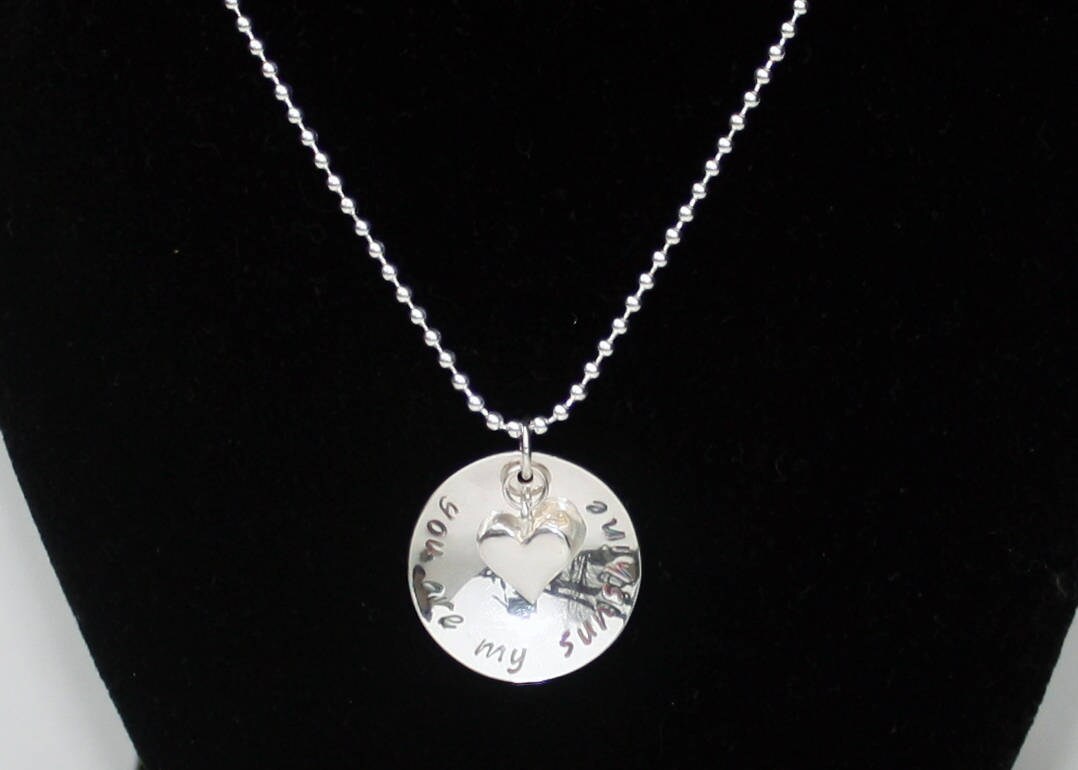 Sie Sind Mein Sonnenschein Anhänger, Personalisierte Nachricht Halskette, Vater Tochter Geschenk, Muttertag, Sterling Silber, 925 Sie Sind Mein Sonnenschein Anhänger, Personalisierte Nachricht Halskette, Vater Tochter Geschenk, Muttertag, Sterling Silber, 925 von BelindaCarmichaelSJ