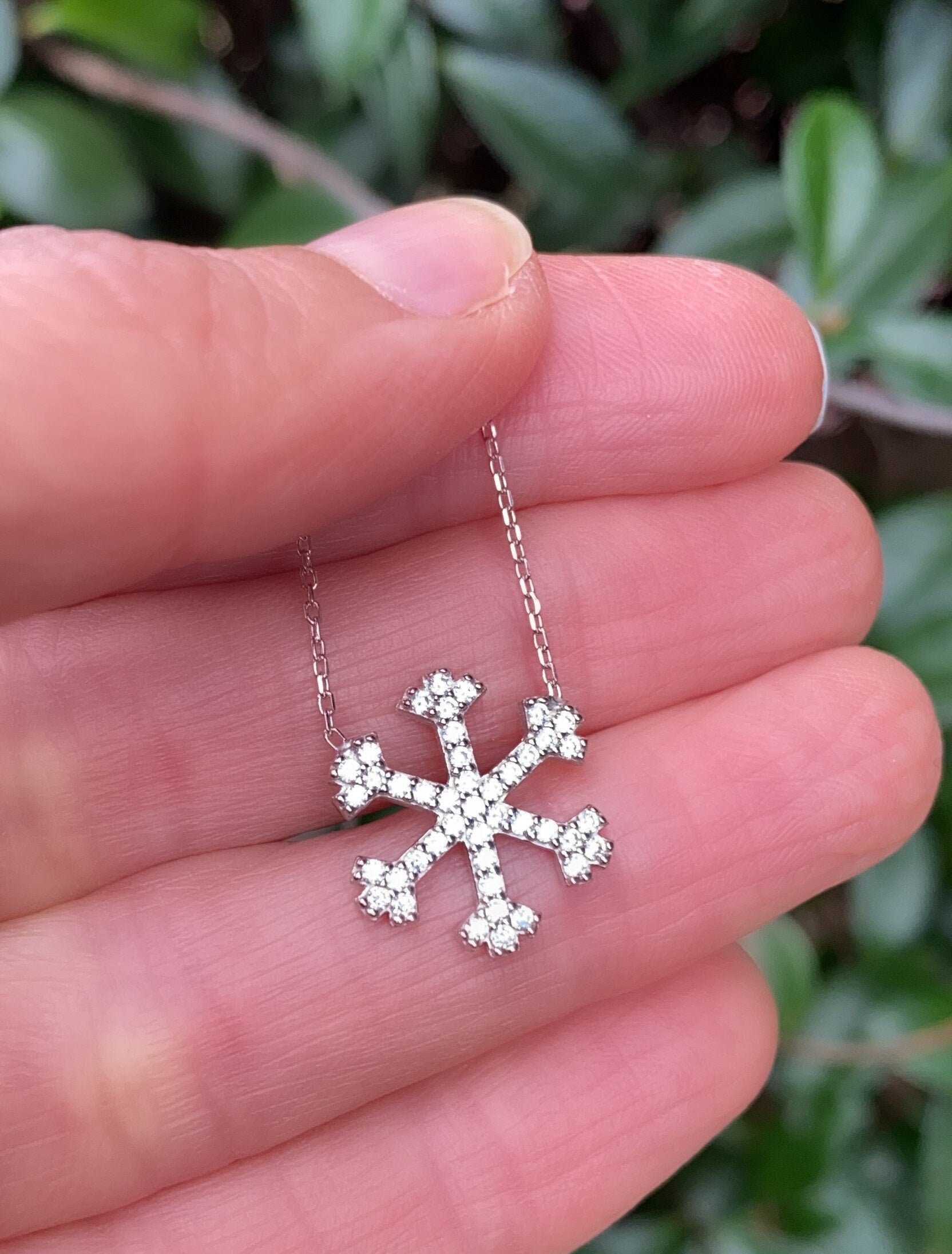 Weiße Swarovski Kristall Schneeflocke Halskette, Silber Anhänger 20mm Mit Zirkonia, Zierlicher Schneeflocken Charm, 925 Sterling Weiße Swarovski Kristall Schneeflocke Halskette, Silber Anhänger 20mm Mit Zirkonia, Zierlicher Schneeflocken Charm, 925 Sterling von Belitashop