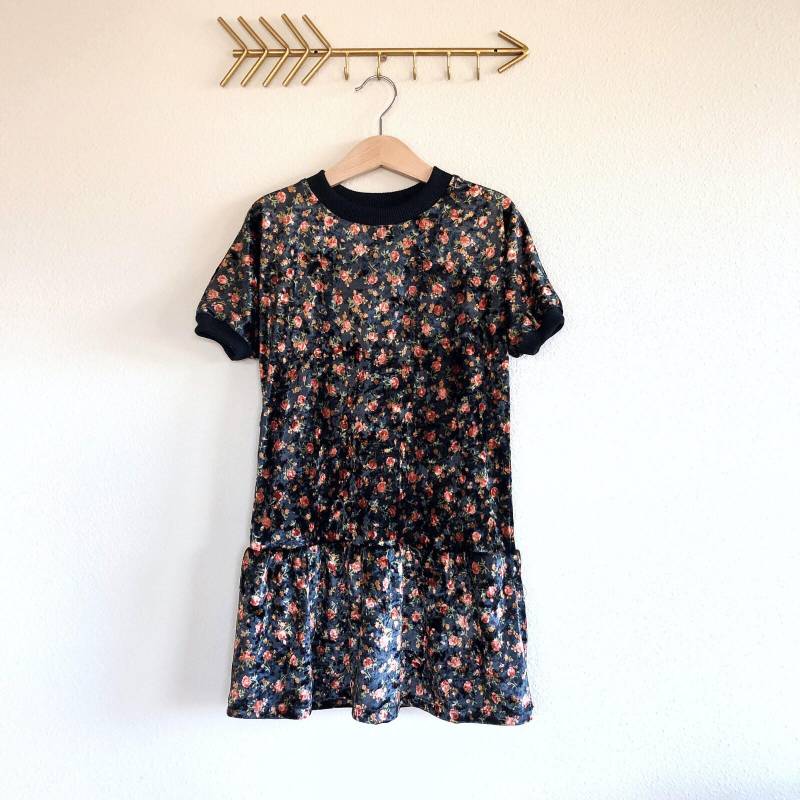 Samt-Kleid Mit Blumenprint Samt-Kleid Mit Blumenprint von Belkapdx