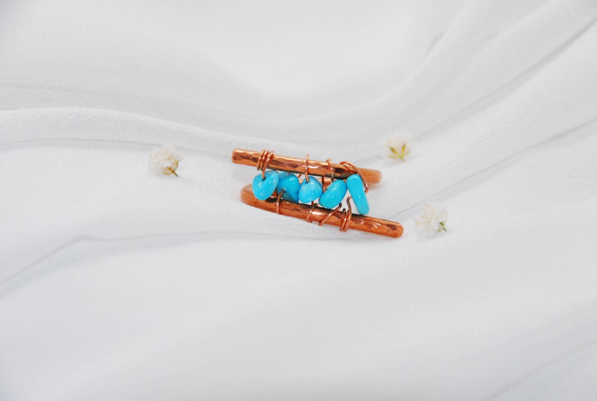 Kupfer Türkis Ring Mit Rohem Dornröschen Draht Arbeit Gehämmert Design Dezember Geburtsstein von BelkisGemsandJewelry