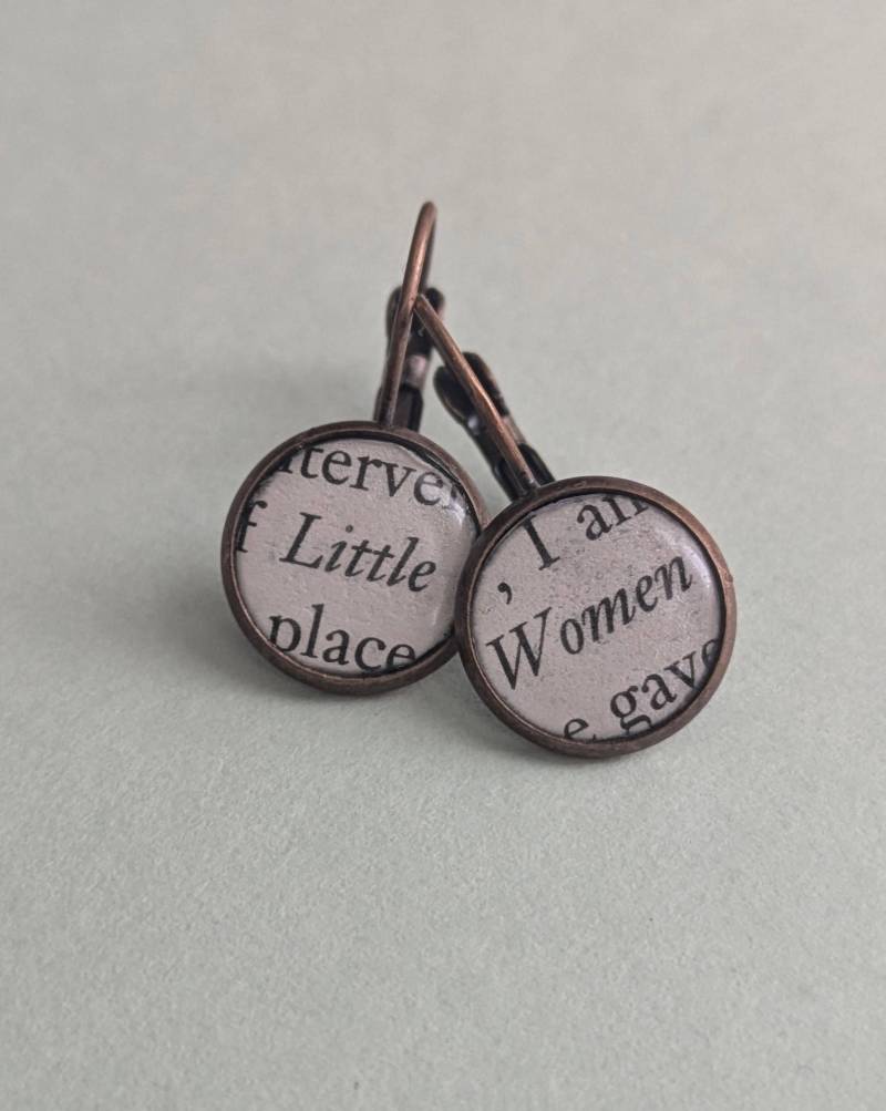 Little Women Ohrringe Aus Recycelten Buchseiten Little Women Ohrringe Aus Recycelten Buchseiten von BellBookAndScandal