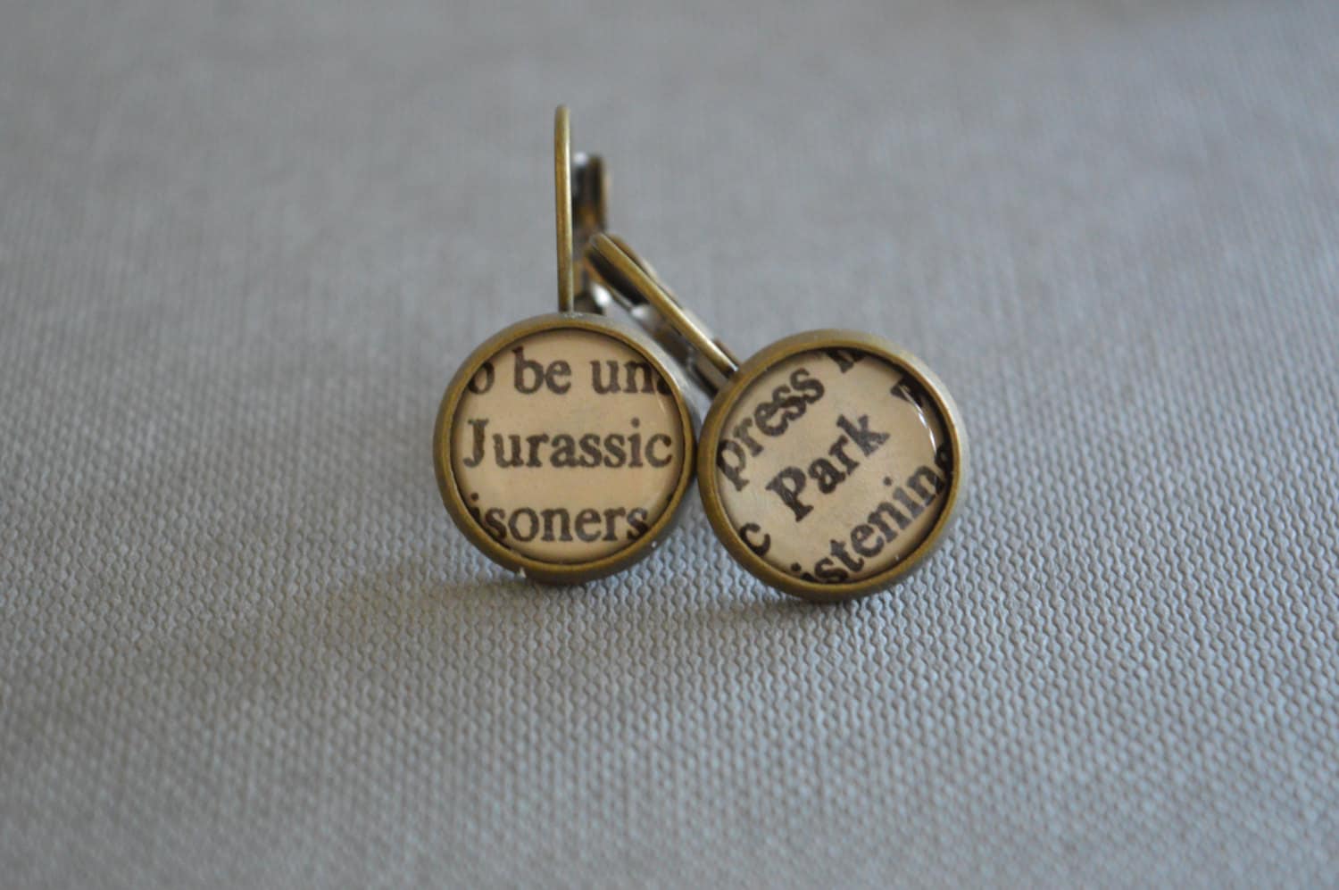 Ohrringe Aus Recycelten Buchseiten Dem Hause Jurassic Park Ohrringe Aus Recycelten Buchseiten Dem Hause Jurassic Park von BellBookAndScandal