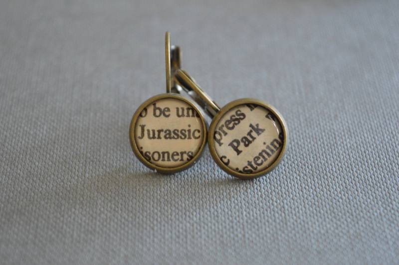Ohrringe Aus Recycelten Buchseiten Dem Hause Jurassic Park Ohrringe Aus Recycelten Buchseiten Dem Hause Jurassic Park von BellBookAndScandal