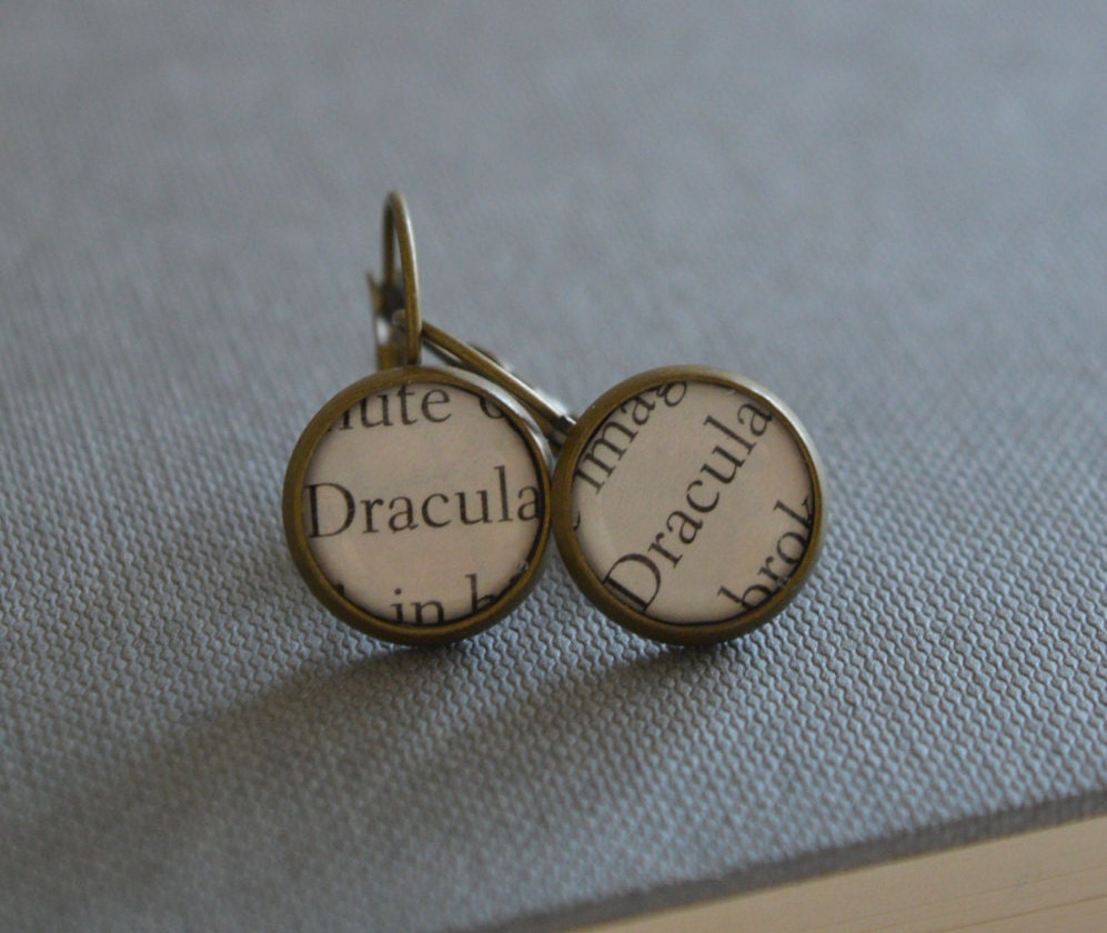 Ohrringe Aus Recycelten Buchseiten Eines Dracula-Buches Ohrringe Aus Recycelten Buchseiten Eines Dracula-Buches von BellBookAndScandal
