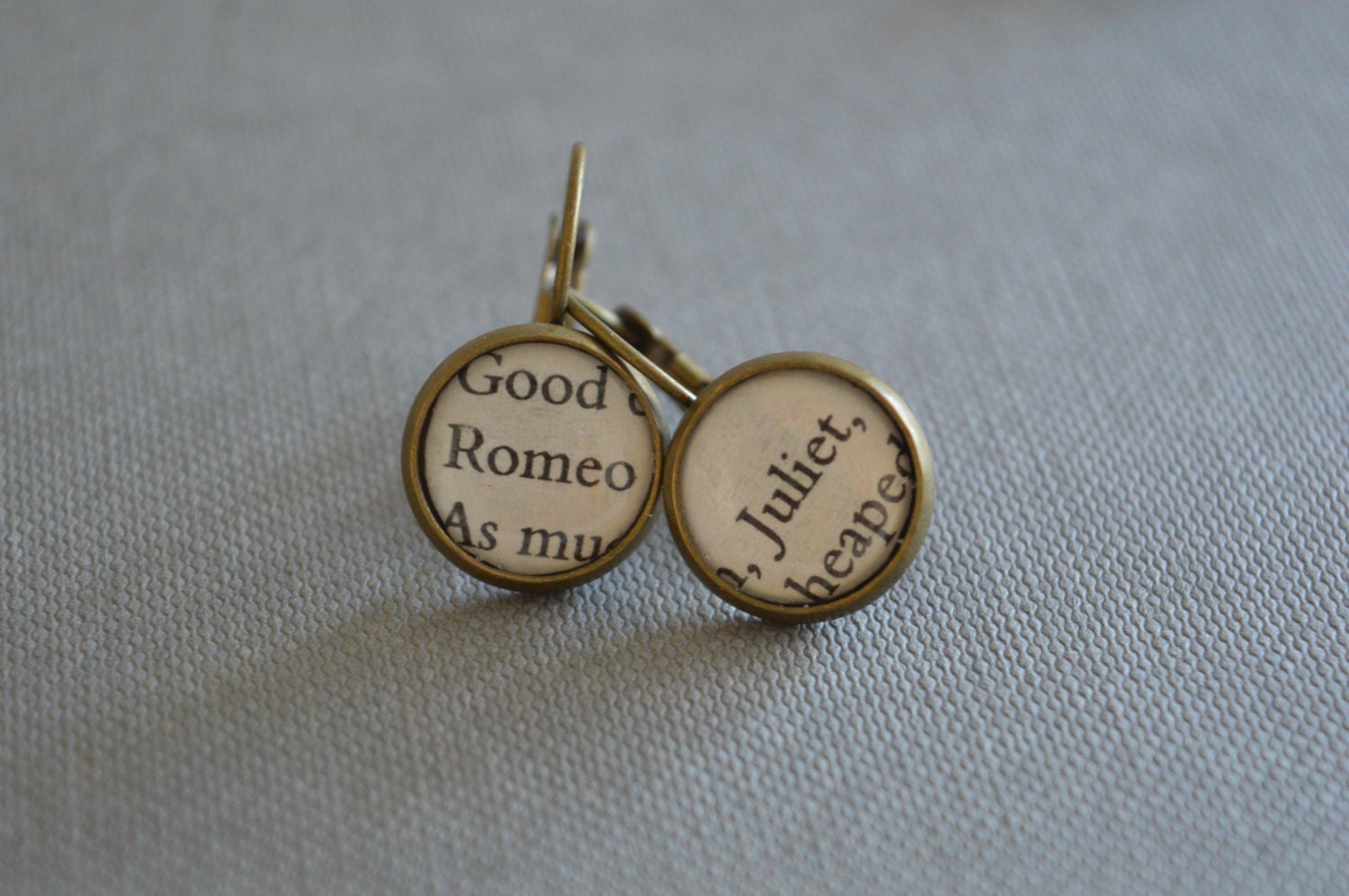 Ohrringe Aus Recycelten Buchseiten Romeo Und Julia Ohrringe Aus Recycelten Buchseiten Romeo Und Julia von BellBookAndScandal