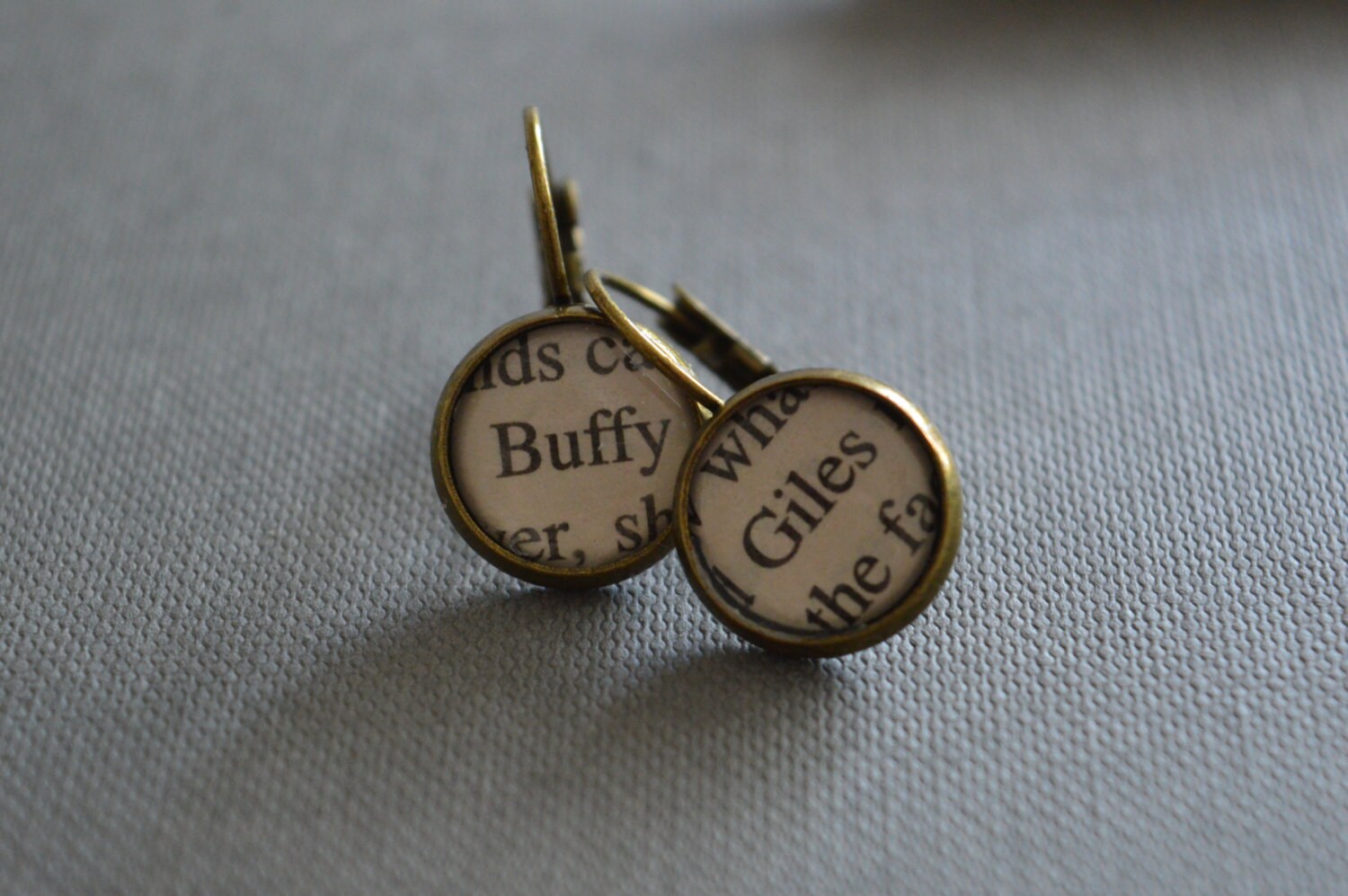 Ohrringe Aus Recycelten Buchseiten Von Buffy The Vampire Slayer Und Ohrringe Aus Recycelten Buchseiten Von Buffy The Vampire Slayer Und von BellBookAndScandal