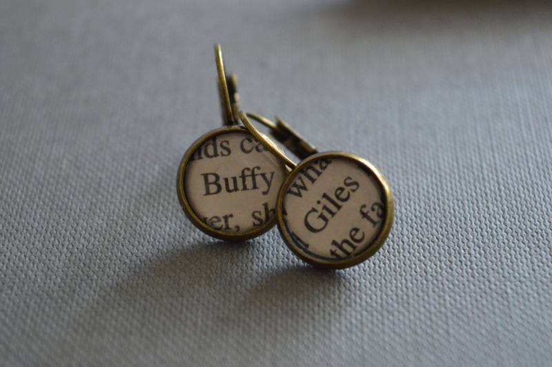 Ohrringe Aus Recycelten Buchseiten Von Buffy The Vampire Slayer Und Ohrringe Aus Recycelten Buchseiten Von Buffy The Vampire Slayer Und von BellBookAndScandal