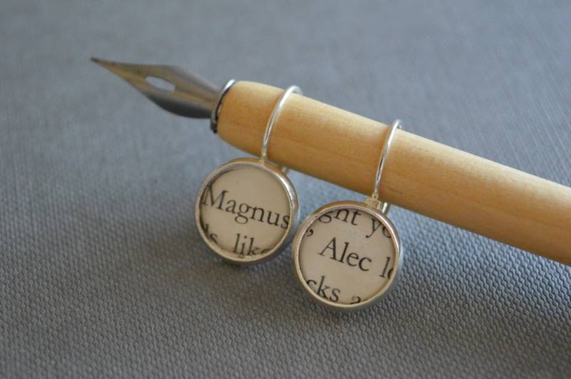 Recycelte Buchseiten Alec Und Magnus The Mortal Instruments City Of Bones Ohrringe Recycelte Buchseiten Alec Und Magnus The Mortal Instruments City Of Bones Ohrringe von BellBookAndScandal