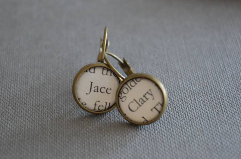 Recycelte Buchseiten Clary Und Jace The Chroniken Der Unterwelt, City Of Bones Ohrringe Recycelte Buchseiten Clary Und Jace The Chroniken Der Unterwelt, City Of Bones Ohrringe von BellBookAndScandal