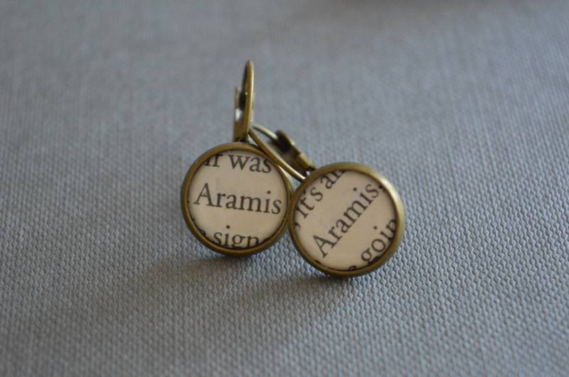Recycelte Buchseiten Die Musketiere Aramis Ohrringe Drei Recycelte Buchseiten Die Musketiere Aramis Ohrringe Drei von BellBookAndScandal