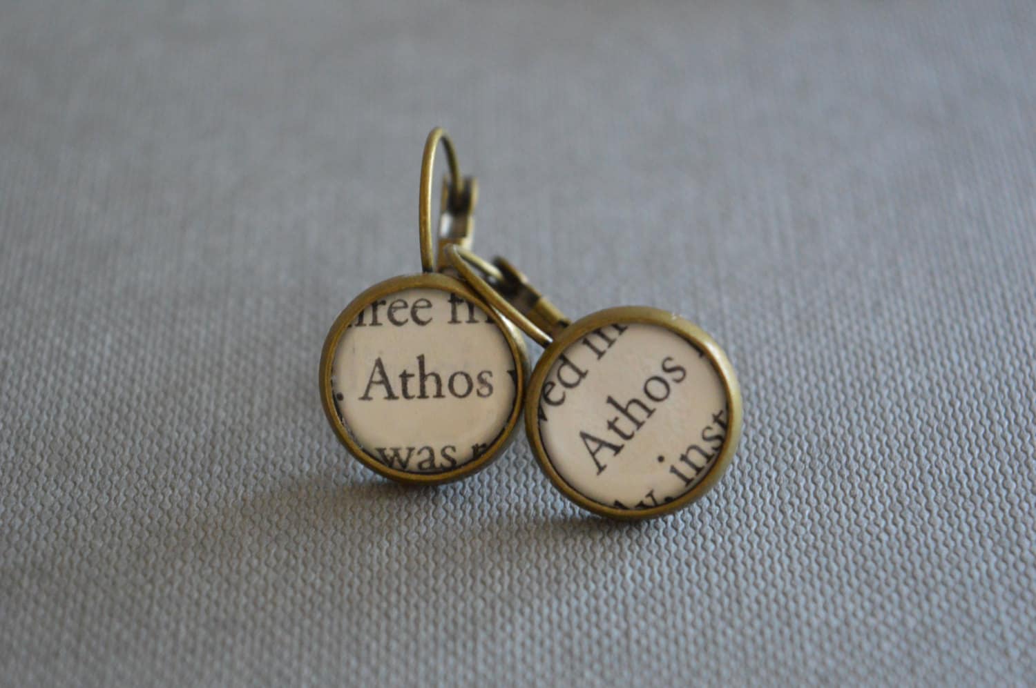 Recycelte Buchseiten Die Musketiere Athos Ohrringe Drei Recycelte Buchseiten Die Musketiere Athos Ohrringe Drei von BellBookAndScandal