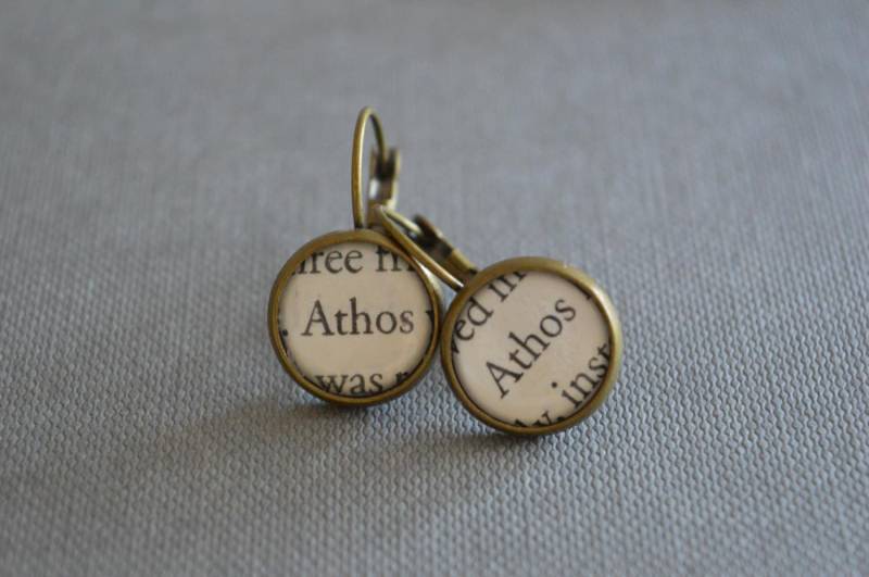 Recycelte Buchseiten Die Musketiere Athos Ohrringe Drei Recycelte Buchseiten Die Musketiere Athos Ohrringe Drei von BellBookAndScandal