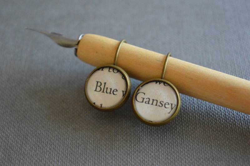 Recycelte Buchseiten Gansey Und Blue The Raven Boys Buchohrringe von BellBookAndScandal