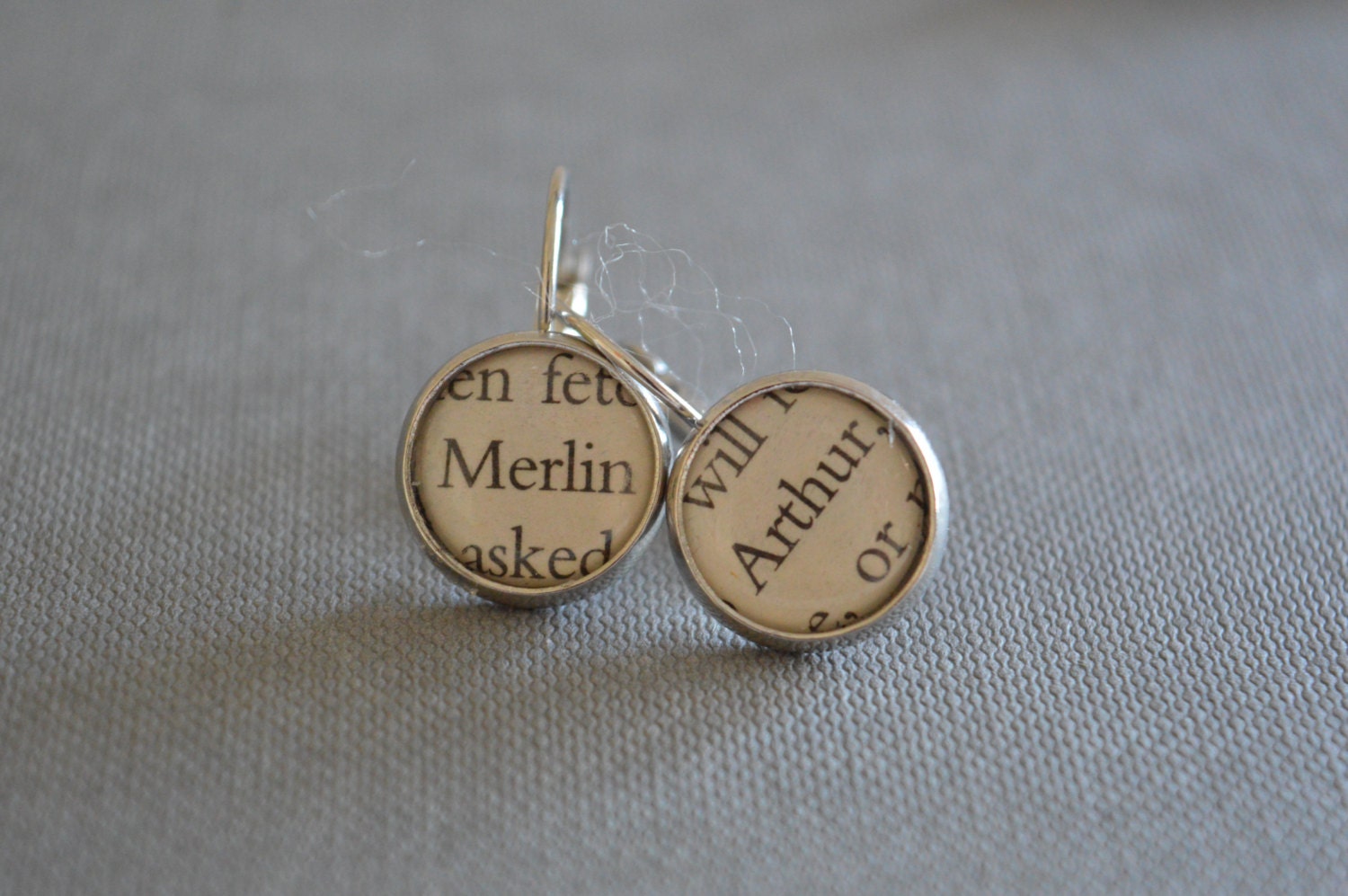 Recycelte Buchseiten Merlin Und Arthur Ohrringe Recycelte Buchseiten Merlin Und Arthur Ohrringe von BellBookAndScandal